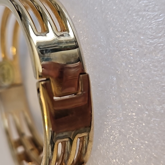 ELEPHANT Bangle Goldtone Hindged 2 1/2"Dia. Bracelet - Picture 6 of 8